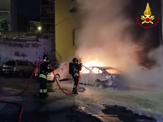 Auto in fiamme e incidente stradale, doppio intervento dei vigili del fuoco nel Maceratese